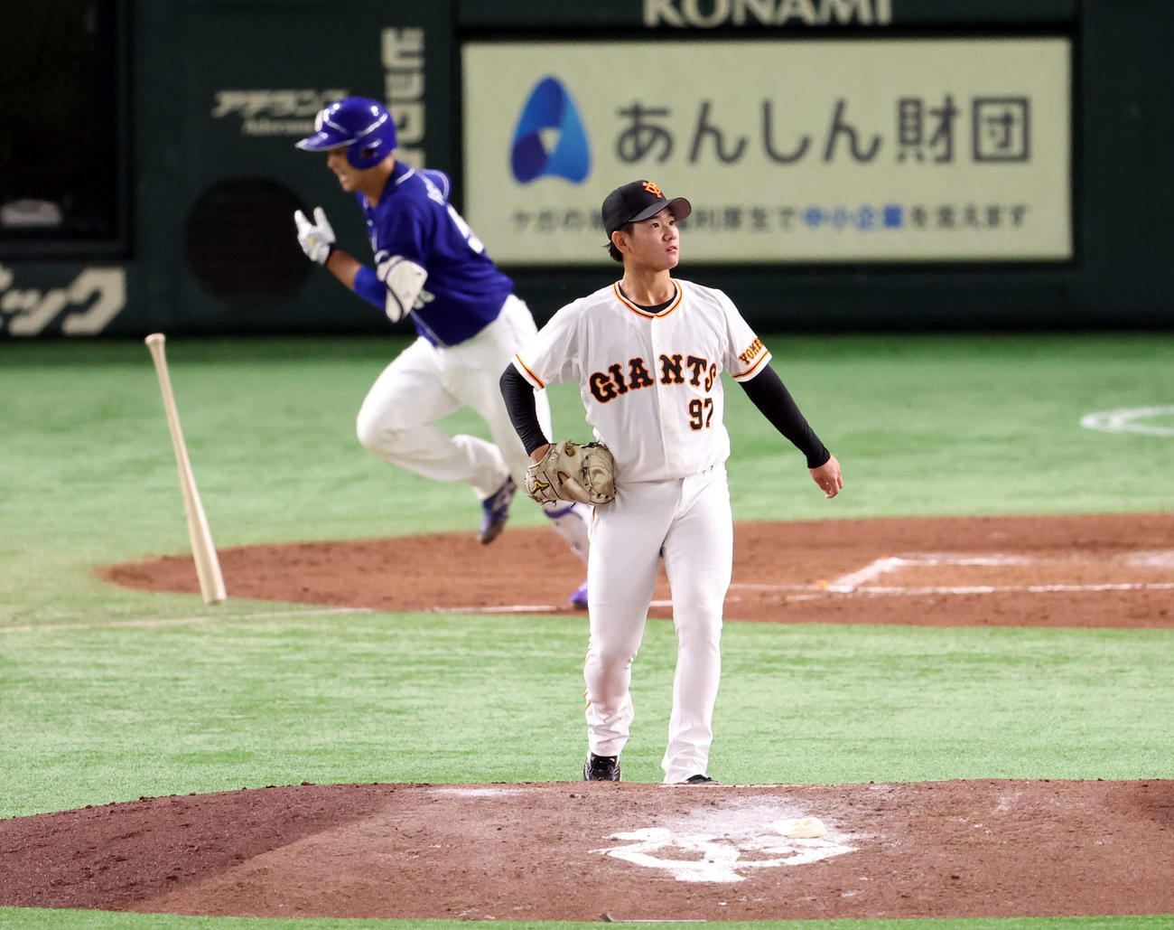 巨人対中日　3回表中日2死一、二塁、石橋に左適時二塁打を許した井上（撮影・浅見桂子）
