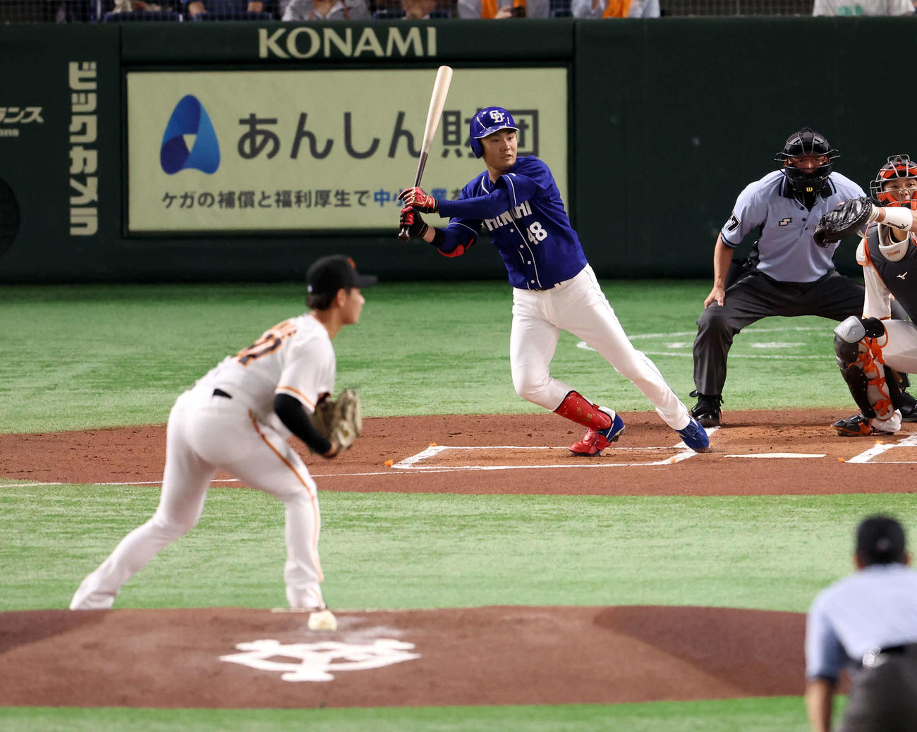 巨人対中日　1回表中日1死一塁、溝脇は左前打を放つ。投手井上（撮影・浅見桂子）