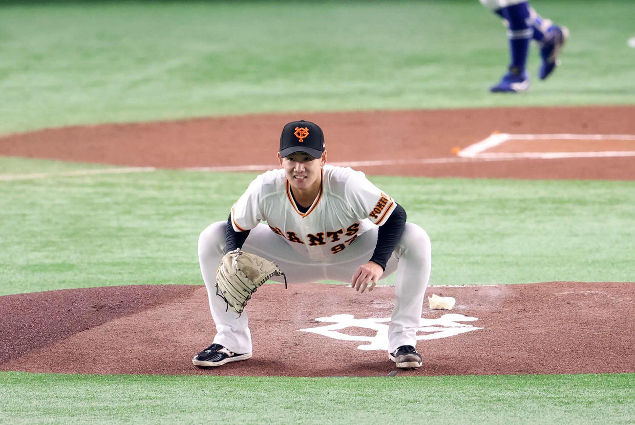 巨人対中日　1回表中日無死、初先発の巨人井上はマウンドでシコを踏むようなポーズで気合を入れる（撮影・浅見桂子）