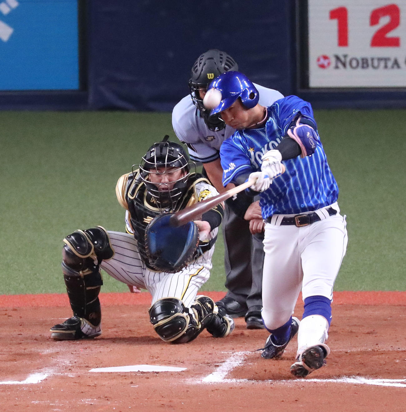 阪神対DeNA 7回表DeNA2死満塁、桑原は左越え満塁本塁打を放つ（撮影・白石智彦）