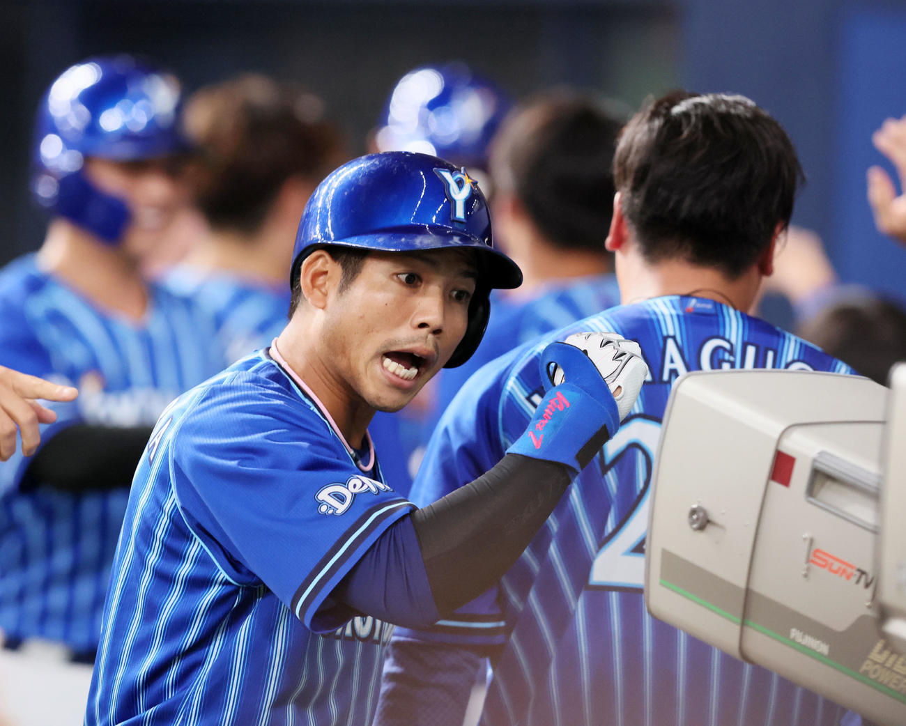 阪神対DeNA 7回表DeNA2死満塁、桑原は左越え満塁本塁打を放ちポーズを決める（撮影・加藤哉）