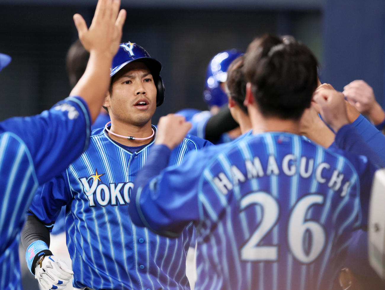 阪神対DeNA 7回表DeNA2死満塁、桑原は左越え満塁本塁打を放ちベンチのナインとタッチする（撮影・加藤哉）