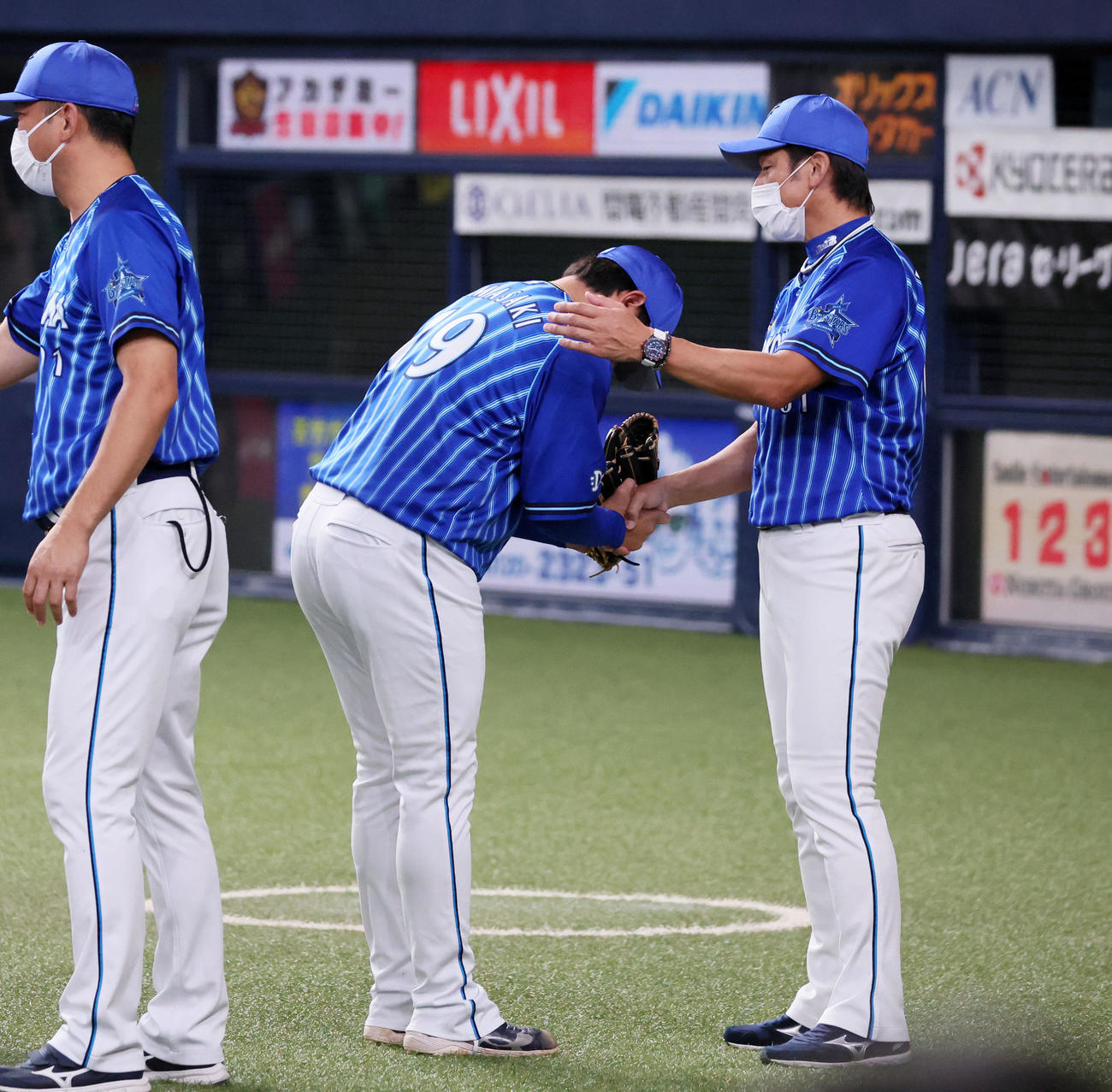 阪神対DeNA　通算200セーブを達成した山崎（左）は出迎える三浦監督と握手する（撮影・加藤哉）