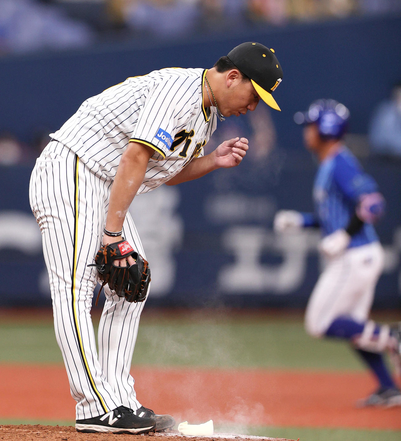 阪神対DeNA 7回表DeNA2死満塁、伊藤将（手前）は桑原に左越え満塁本塁打を被弾する（撮影・上山淳一）