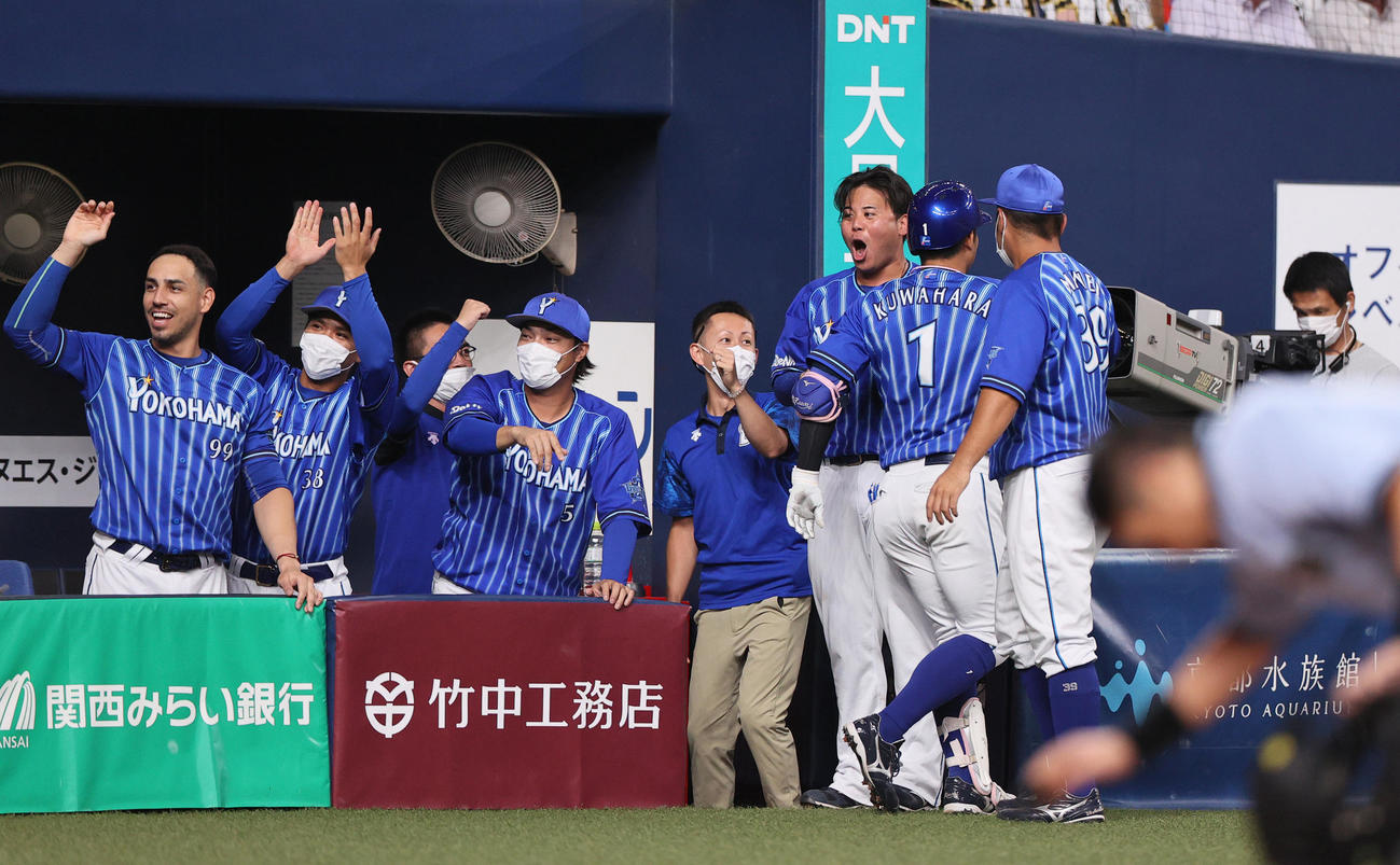 阪神対DeNA 7回表DeNA2死満塁、桑原（右から2人目）は左越え満塁本塁打を放ち浜口遥（右から3人目）らから祝福される（撮影・上山淳一）