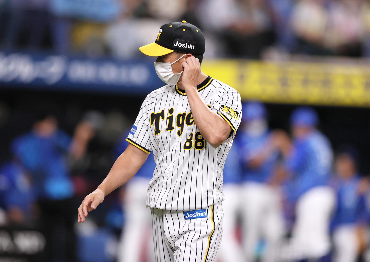 阪神対DeNA DeNAに敗れ、引き揚げる阪神矢野監督（撮影・上山淳一）