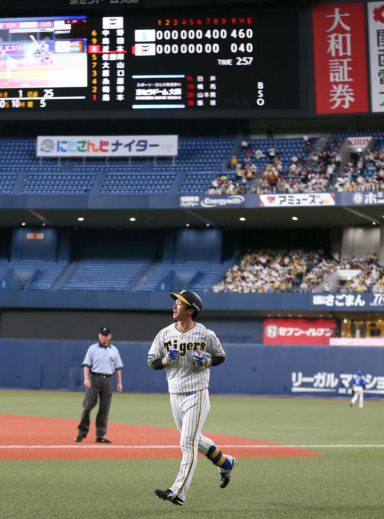 阪神対DeNA 9回裏阪神無死、近本は二ゴロに倒れ悔しがる（撮影・上山淳一）