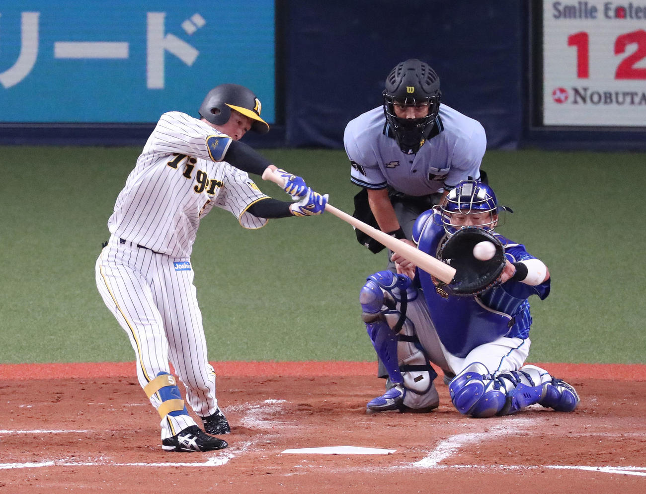 阪神対DeNA 4回裏阪神1死、近本は左前打を放つ（撮影・白石智彦）