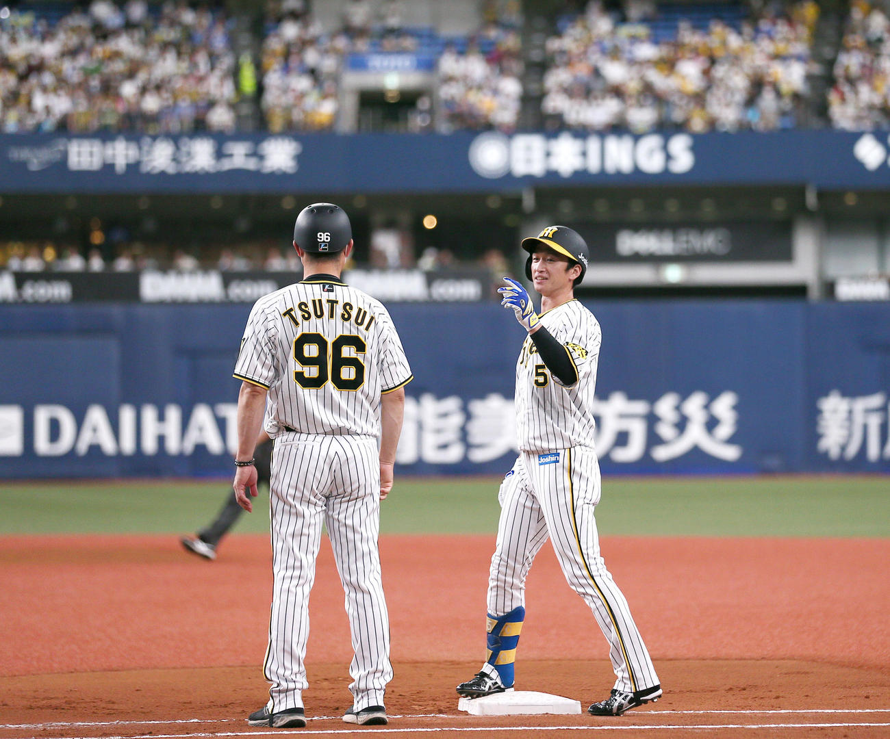 阪神対DeNA 4回裏阪神1死、近本は左前打を放ちベンチに向かってポーズを決める（撮影・上山淳一）