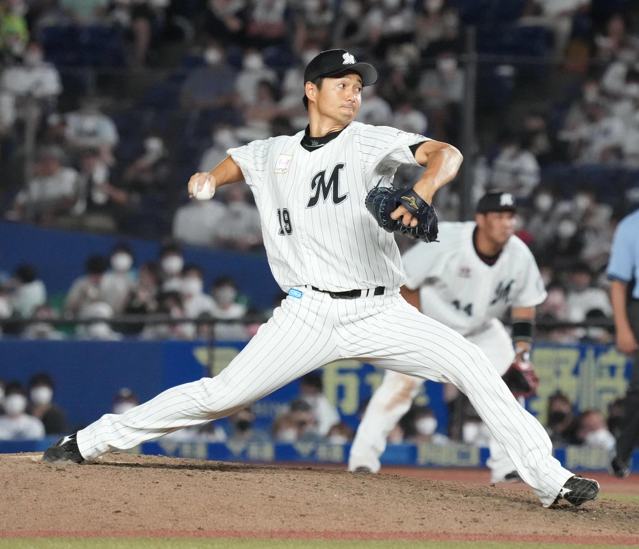 ロッテ対西武　ロッテ3番手で登板した唐川（撮影・小沢裕）