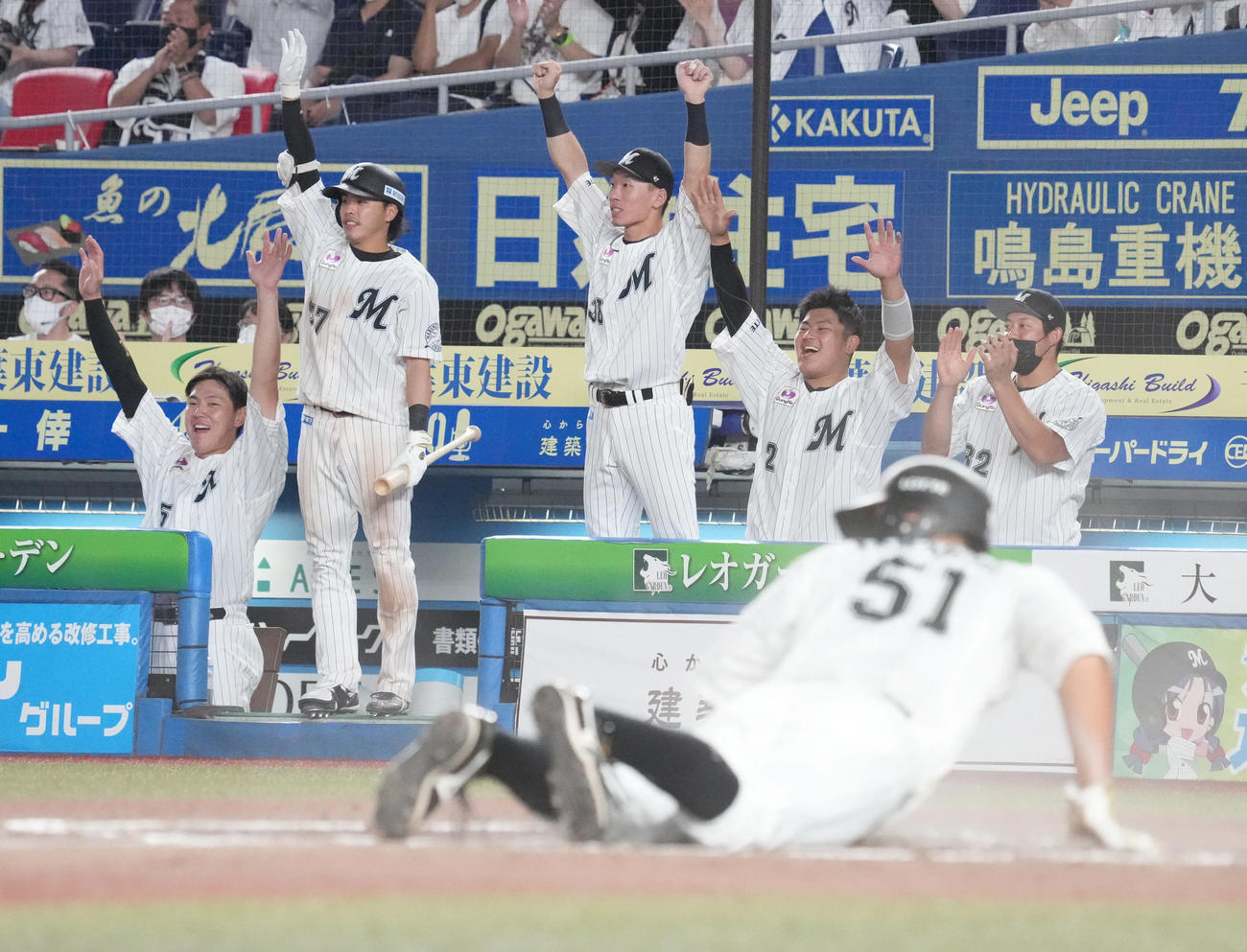 ロッテ対西武　7回裏2死一、二塁、井上の勝ち越し2点中適時二塁打に沸くベンチのロッテナイン（撮影・小沢裕）