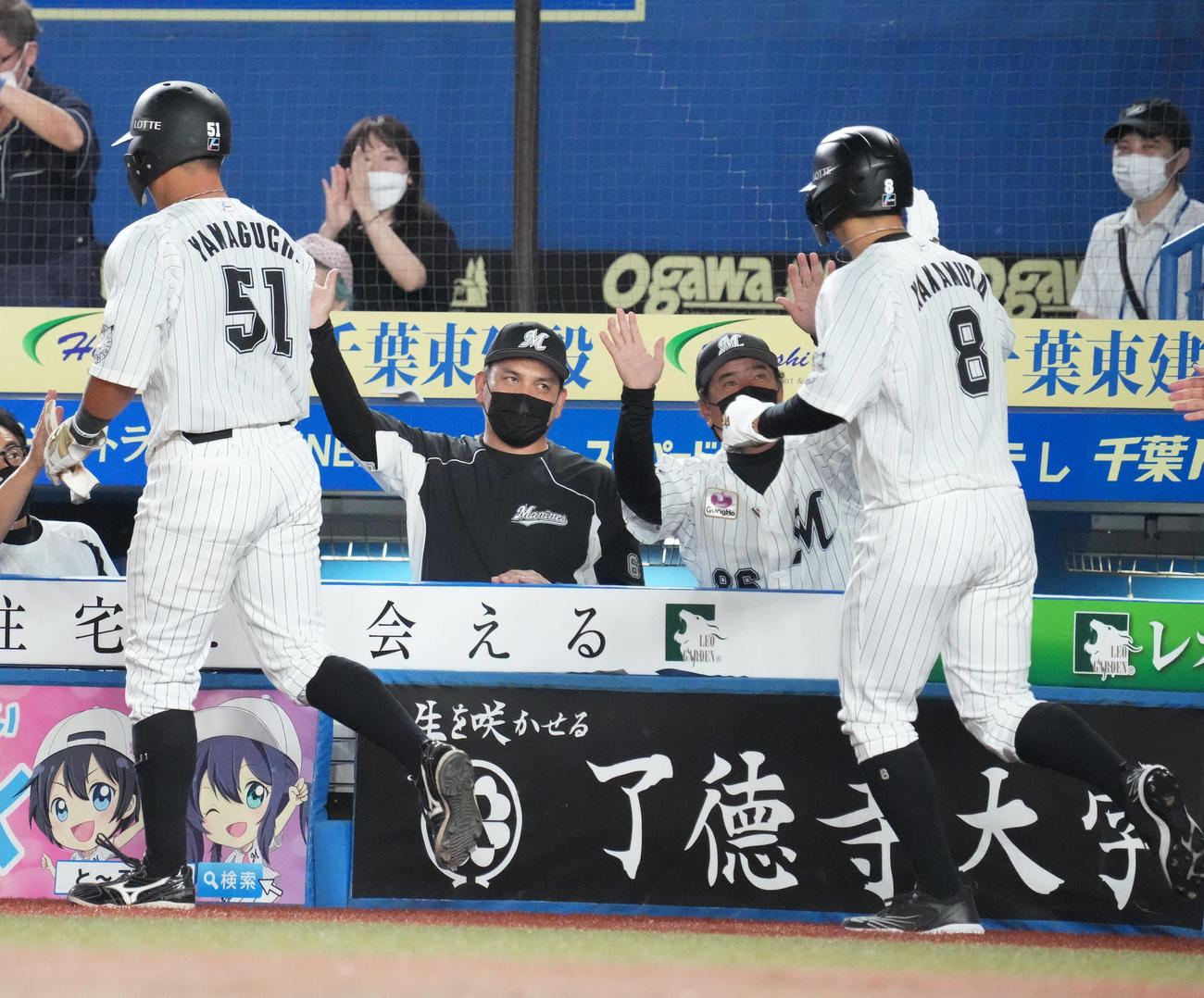 ロッテ対西武　7回裏2死一、二塁、井口監督（中央）は井上の勝ち越し2点中適時二塁打で生還した2者を祝福する（撮影・小沢裕）