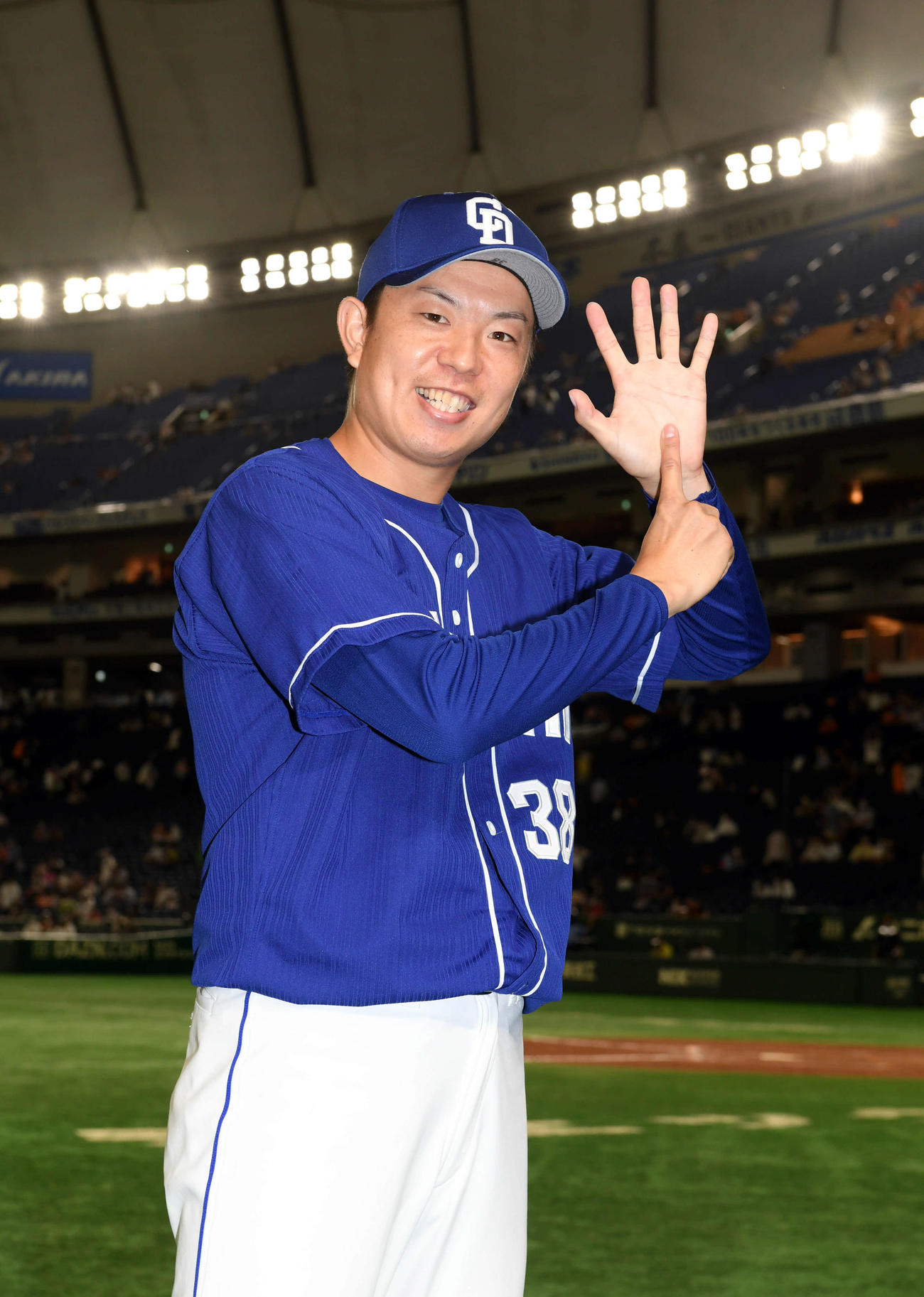 巨人対中日　今季6勝目を挙げ笑顔でポーズを決める中日松葉（撮影・たえ見朱実）