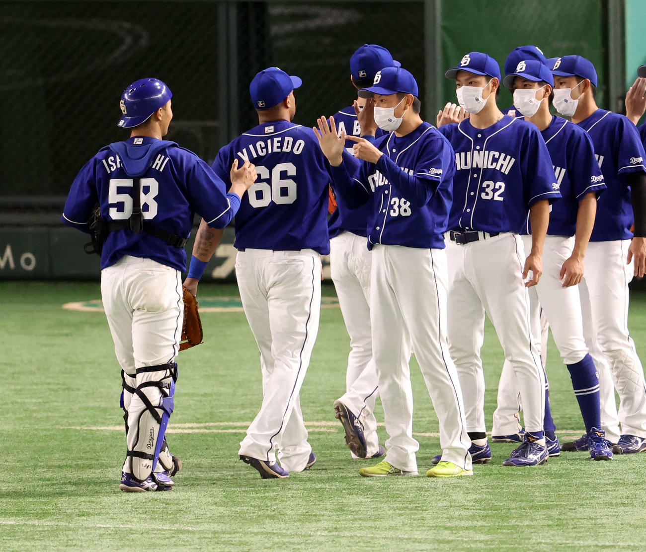 巨人対中日　6勝目の中日松葉（中央）は石橋（左）とハイタッチ（撮影・浅見桂子）