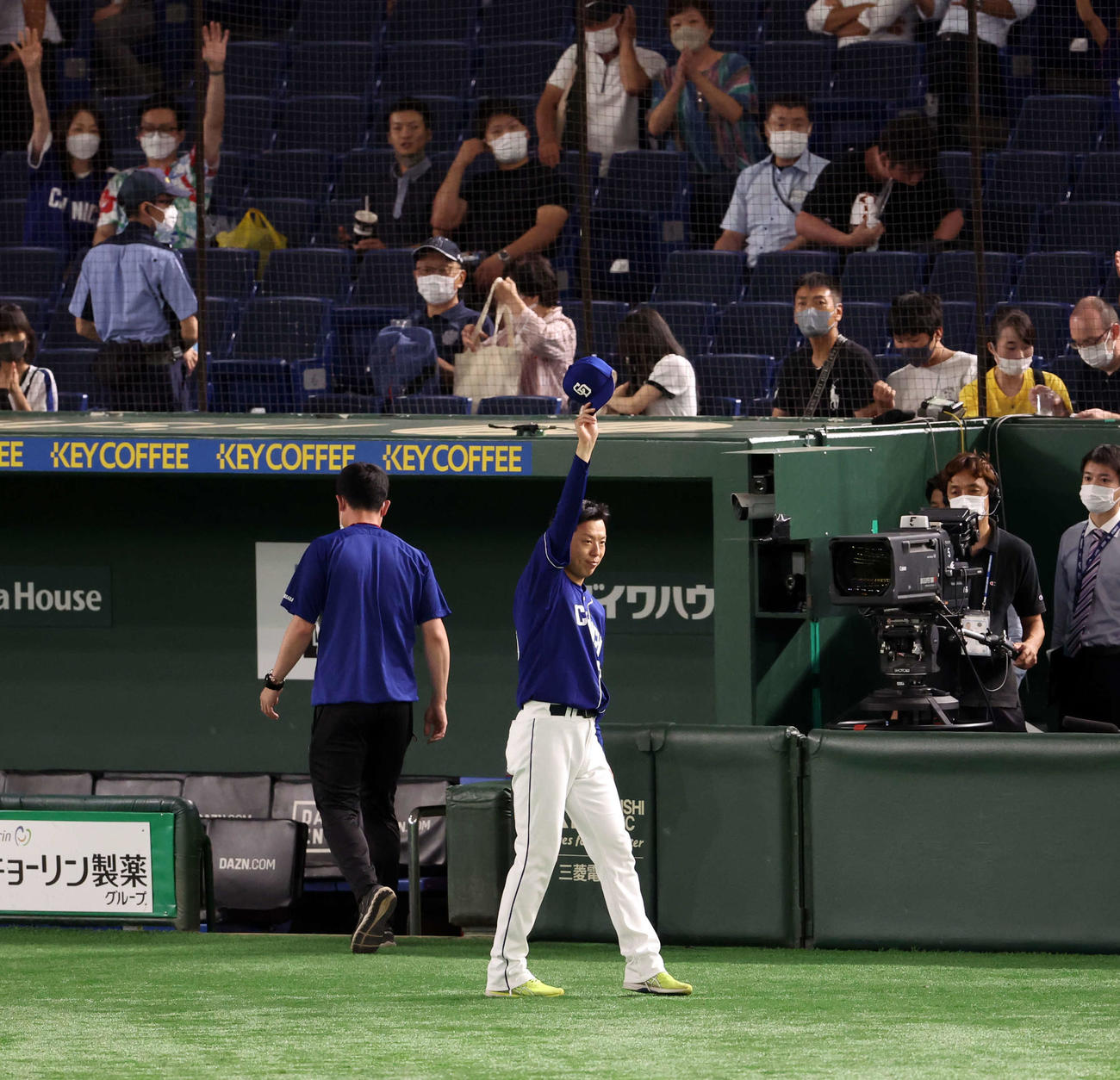 巨人対中日　6勝目の中日松葉は、ファンに手を振りあいさつ（撮影・浅見桂子）