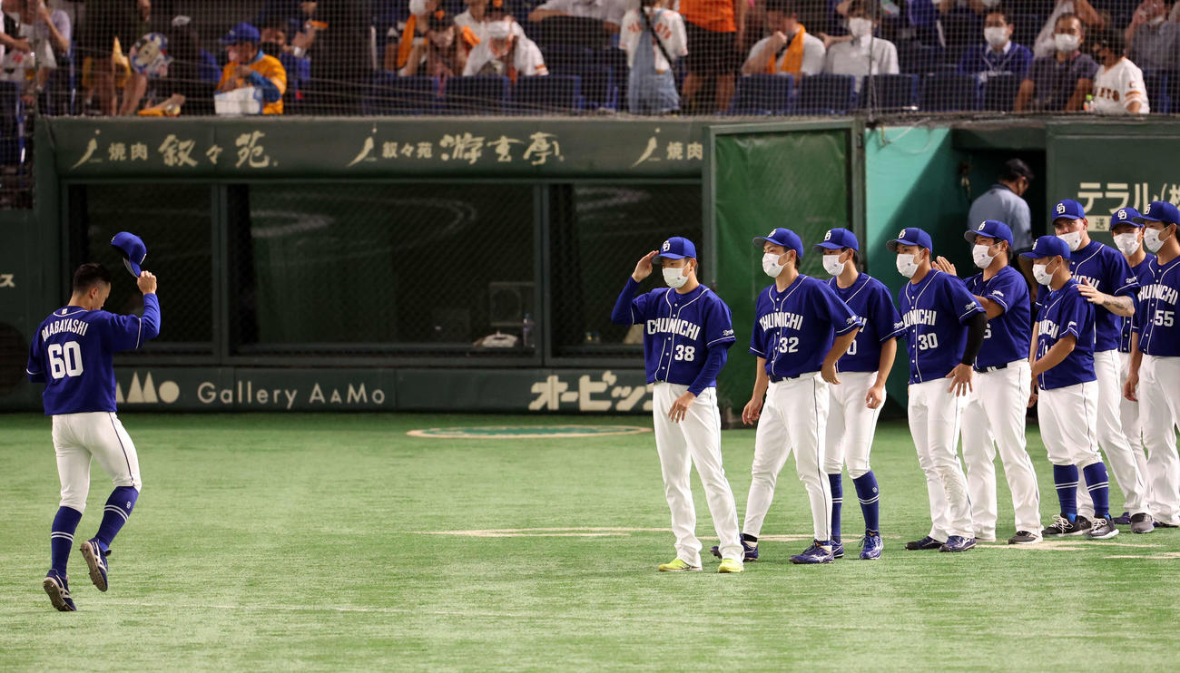 巨人対中日　6勝目の中日松葉（中央）は、敬礼のポーズでナインを迎える（撮影・浅見桂子）