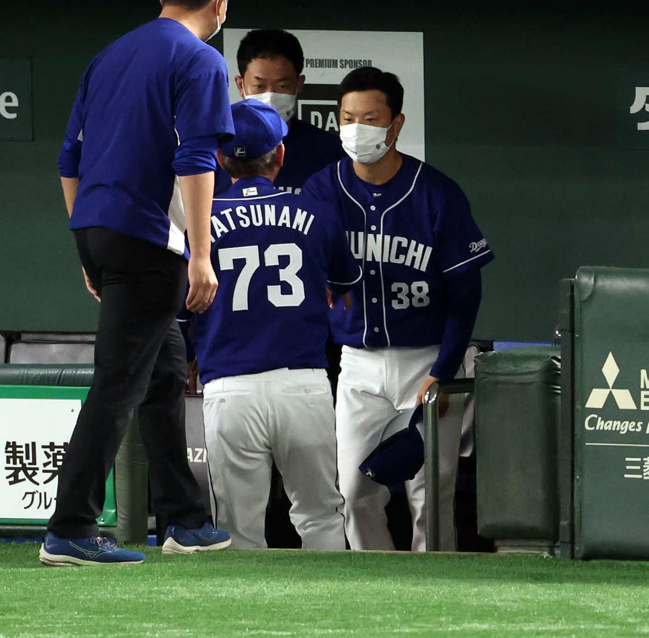 巨人対中日　6勝目の中日松葉（右）は、インタビューを終えた立浪監督にあいさつ（撮影・浅見桂子）