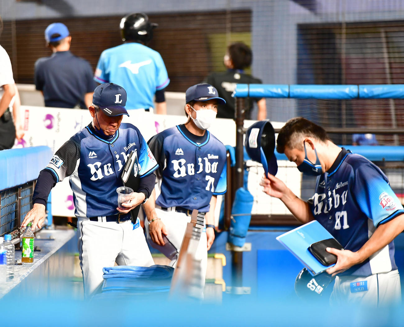 ロッテ対西武　敗戦を見届けベンチを引き揚げる西武辻監督（左）（撮影・小沢裕）