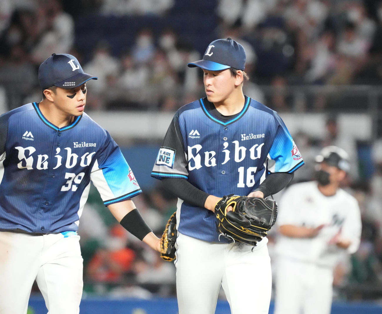 ロッテ対西武　7回ロッテに勝ち越しを許した西武2番手で登板した隅田は呉念庭（左）から労われる（撮影・小沢裕）