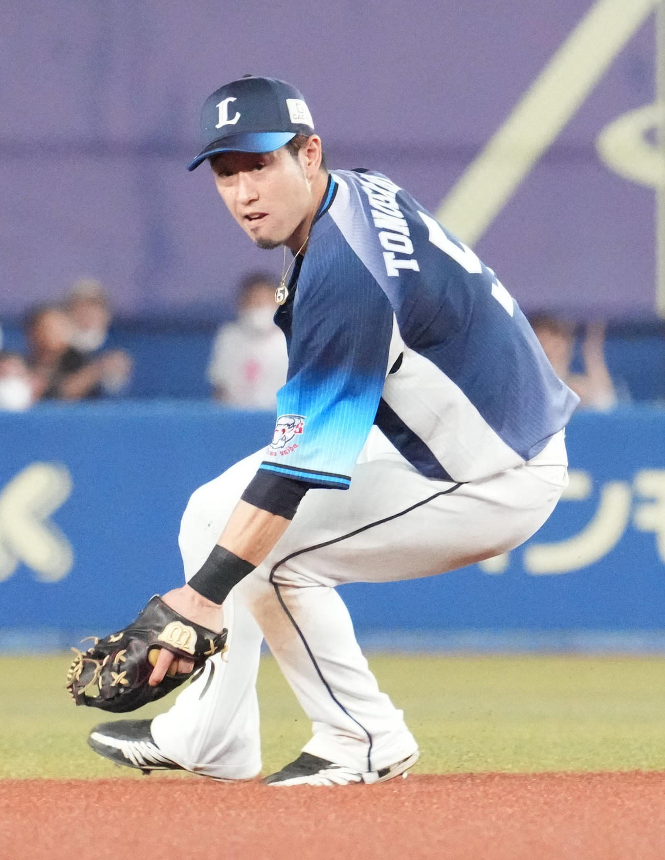 ロッテ対西武　4回裏ロッテ1死一、二塁、松川の二ゴロをはじき失策とする西武外崎（撮影・小沢裕）