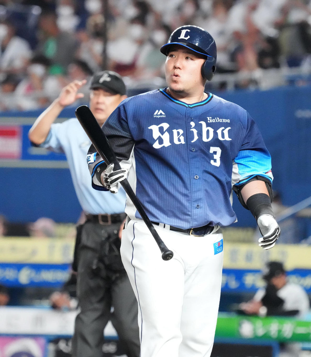 ロッテ対西武　3回表西武2死一、二塁、山川は空振り三振に倒れる（撮影・小沢裕）