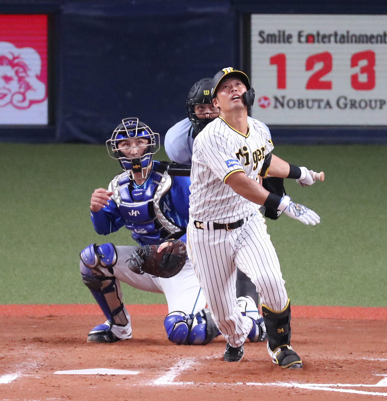 阪神対DeNA 7回裏阪神無死一、二塁、原口は遊飛を打ち上げる（撮影・白石智彦）