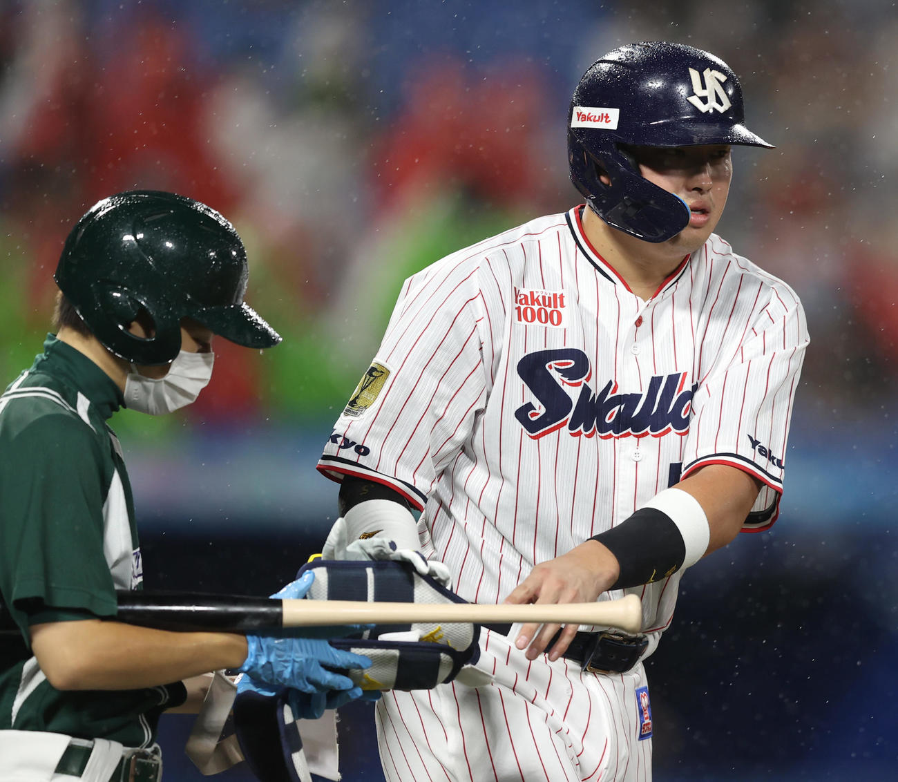 ヤクルト対広島　3回裏ヤクルト1死二塁、申告敬遠を受ける村上（撮影・狩俣裕三）
