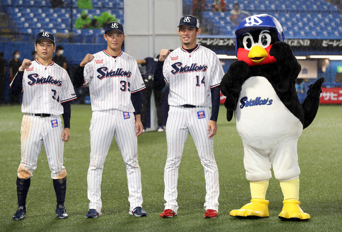 ヤクルト対広島　ヒーローインタビュー後、記念撮影する、左から山崎、宮本、高梨、つば九郎（撮影・狩俣裕三）