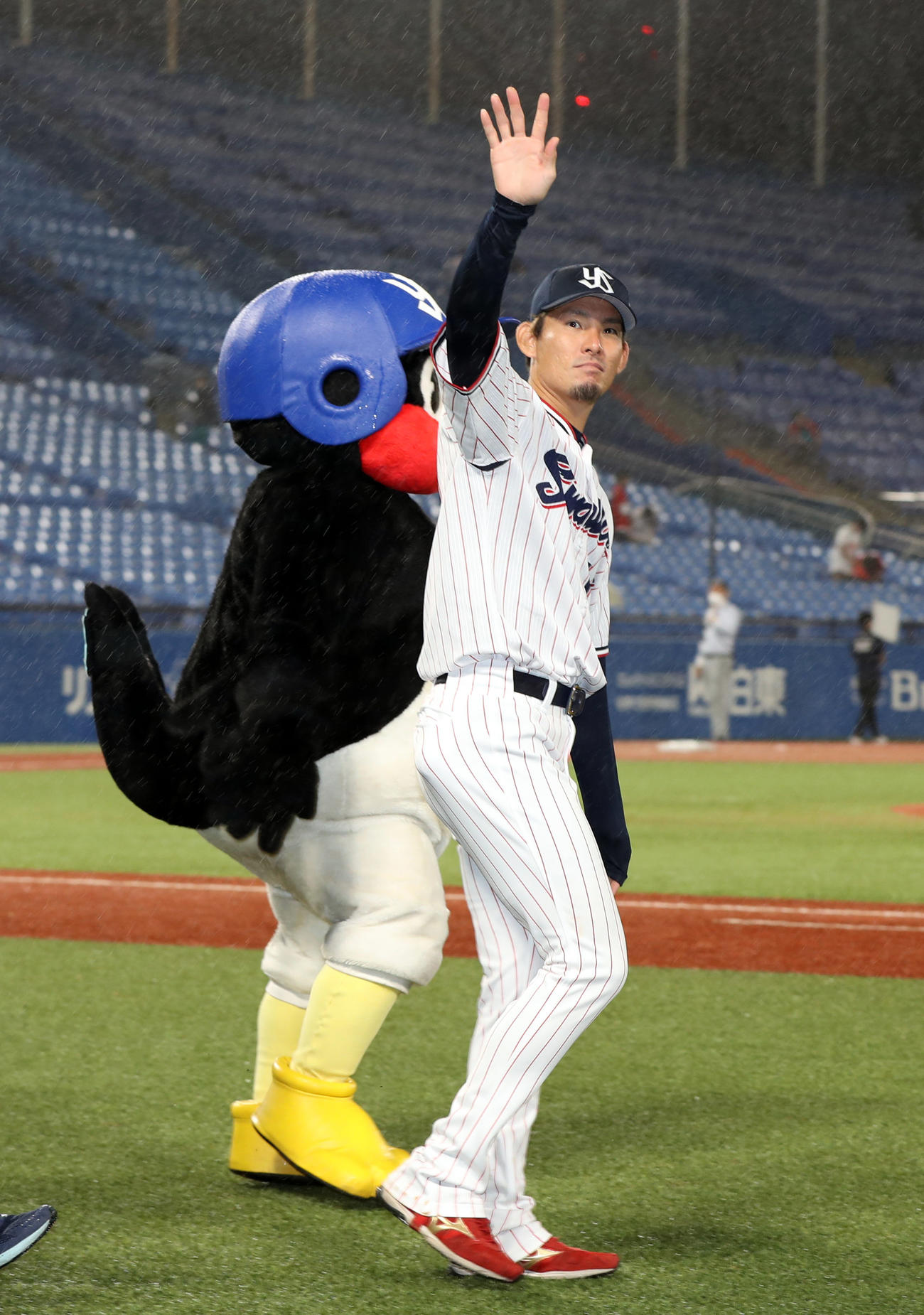 ヤクルト対広島　ヒーローインタビュー後、ファンの拍手に応える高梨（撮影・狩俣裕三）