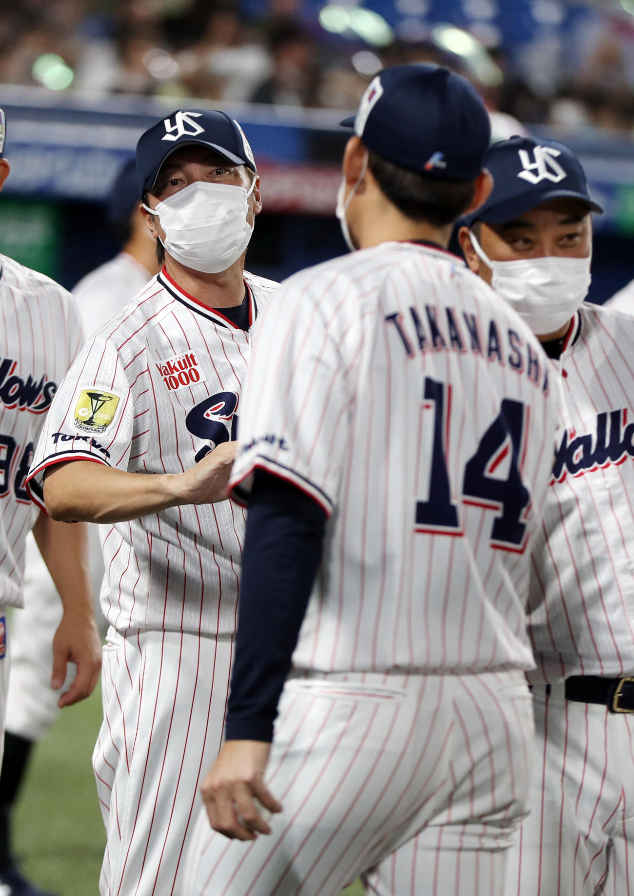 ヤクルト対広島　試合後、高梨（手前）を迎える高津監督（撮影・狩俣裕三）