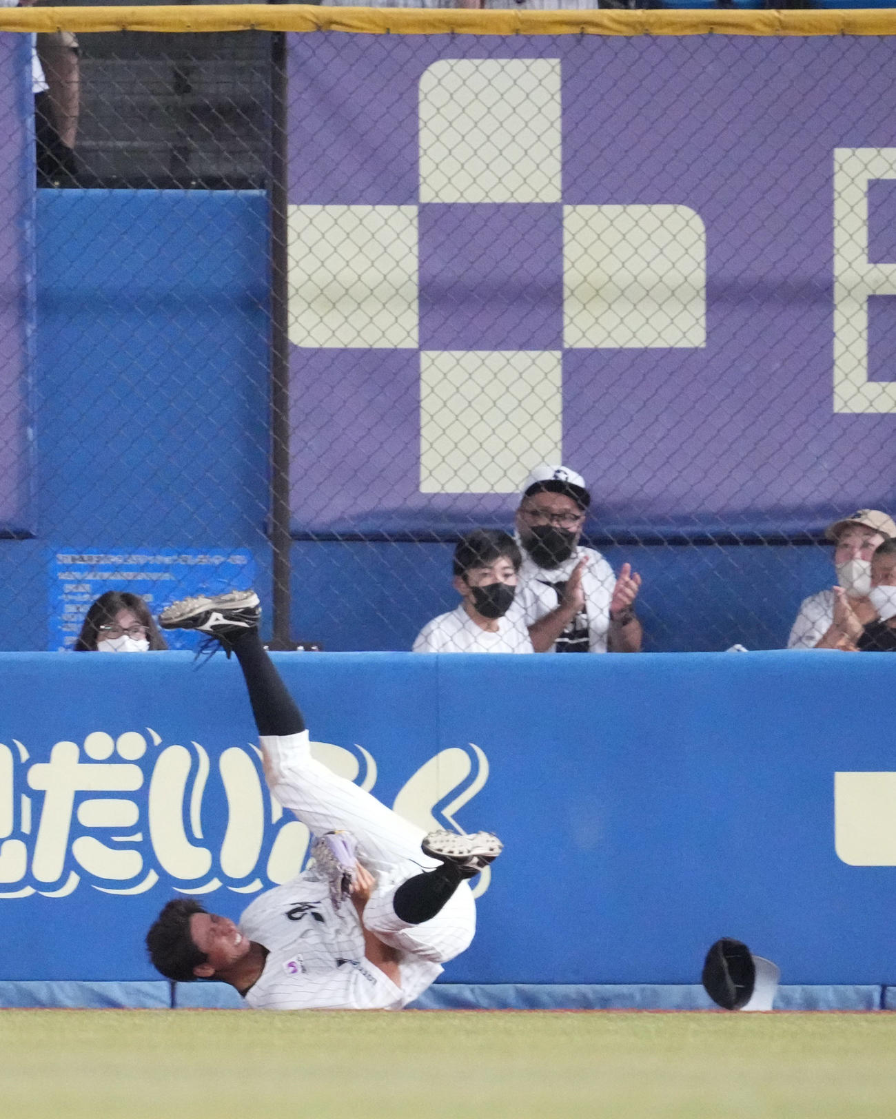 ロッテ対西武　7回表西武無死一塁、ロッテ福田秀は森の打球をフェンスに激突しながら好捕する（撮影・小沢裕）