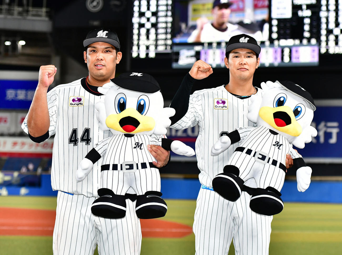 ロッテ対西武　ヒーローインタビューを終えガッツポーズで記念撮影に臨むロッテ井上（左）と中村奨（撮影・小沢裕）