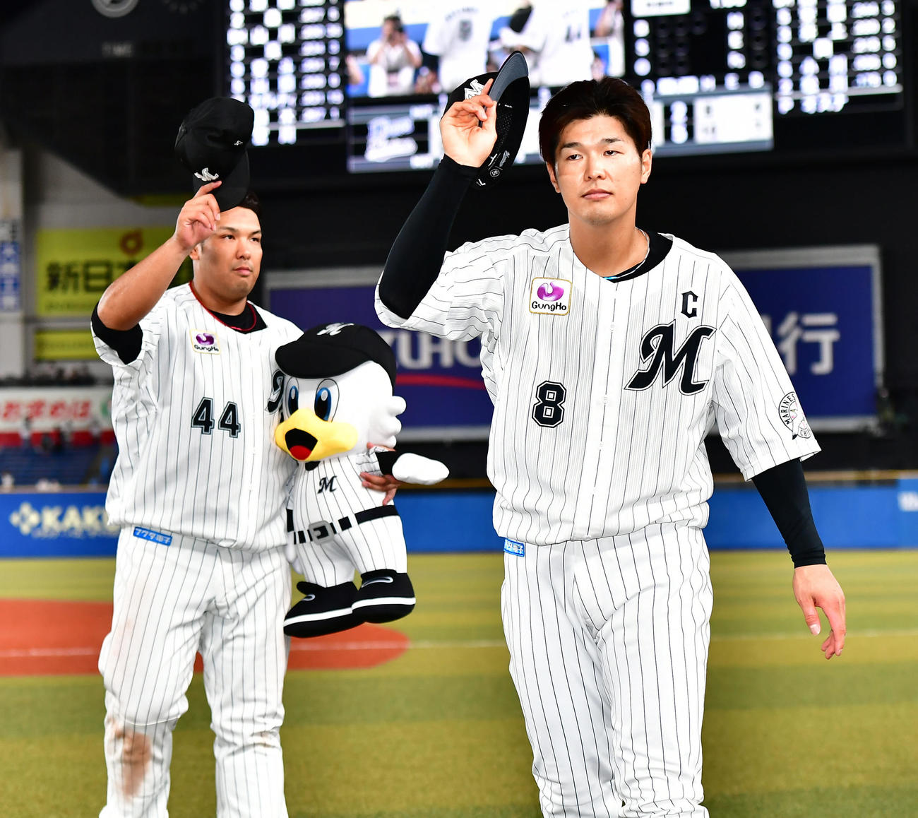 ロッテ対西武　ヒーローインタビューを終えファンの声援に応えるロッテ井上（左）と中村奨（撮影・小沢裕）