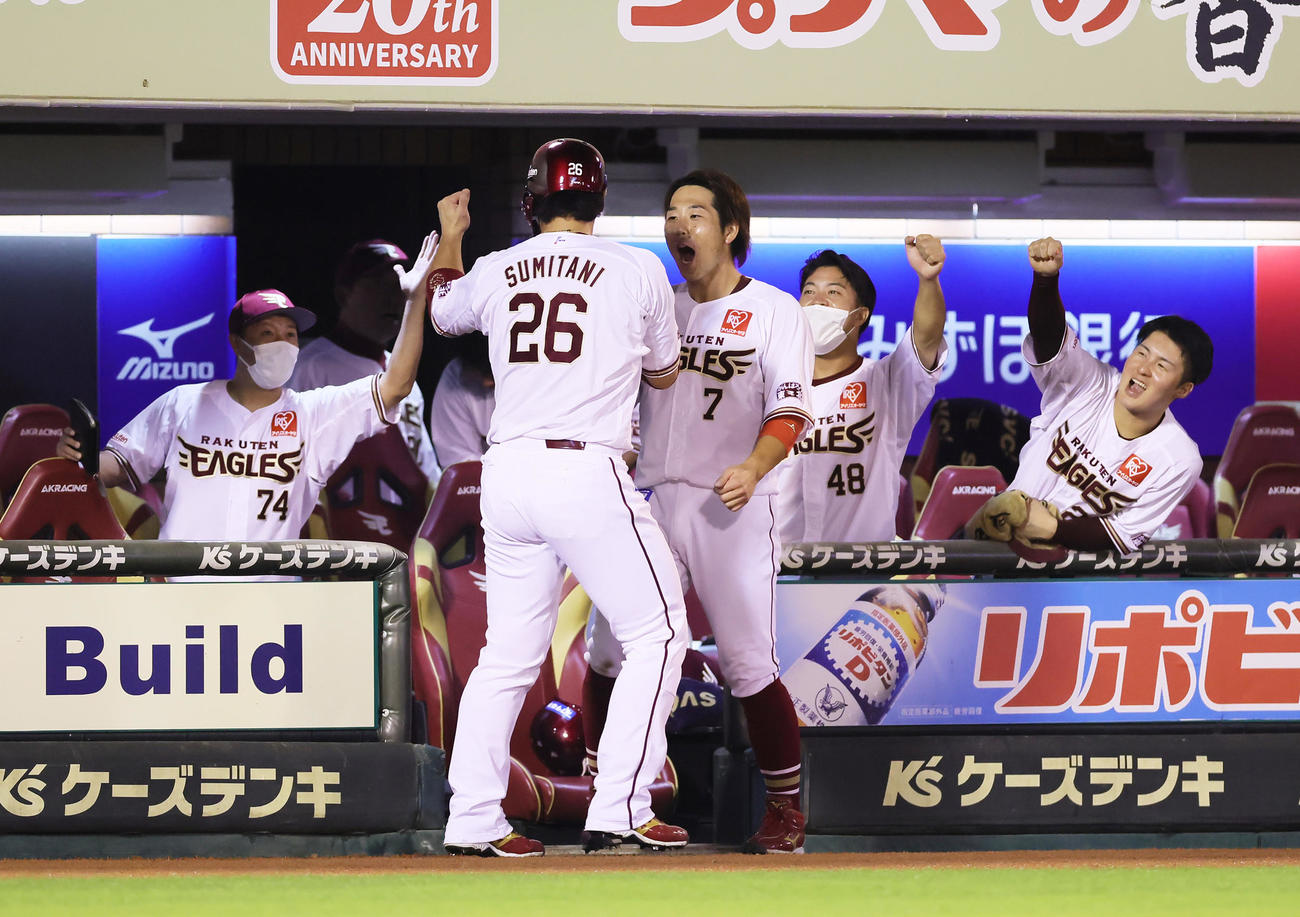 楽天対ソフトバンク　7回裏楽天1死二、三塁、代打炭谷（中央左）は左前2点適時打を放ち鈴木大（同右）らに迎えられる（撮影・足立雅史）