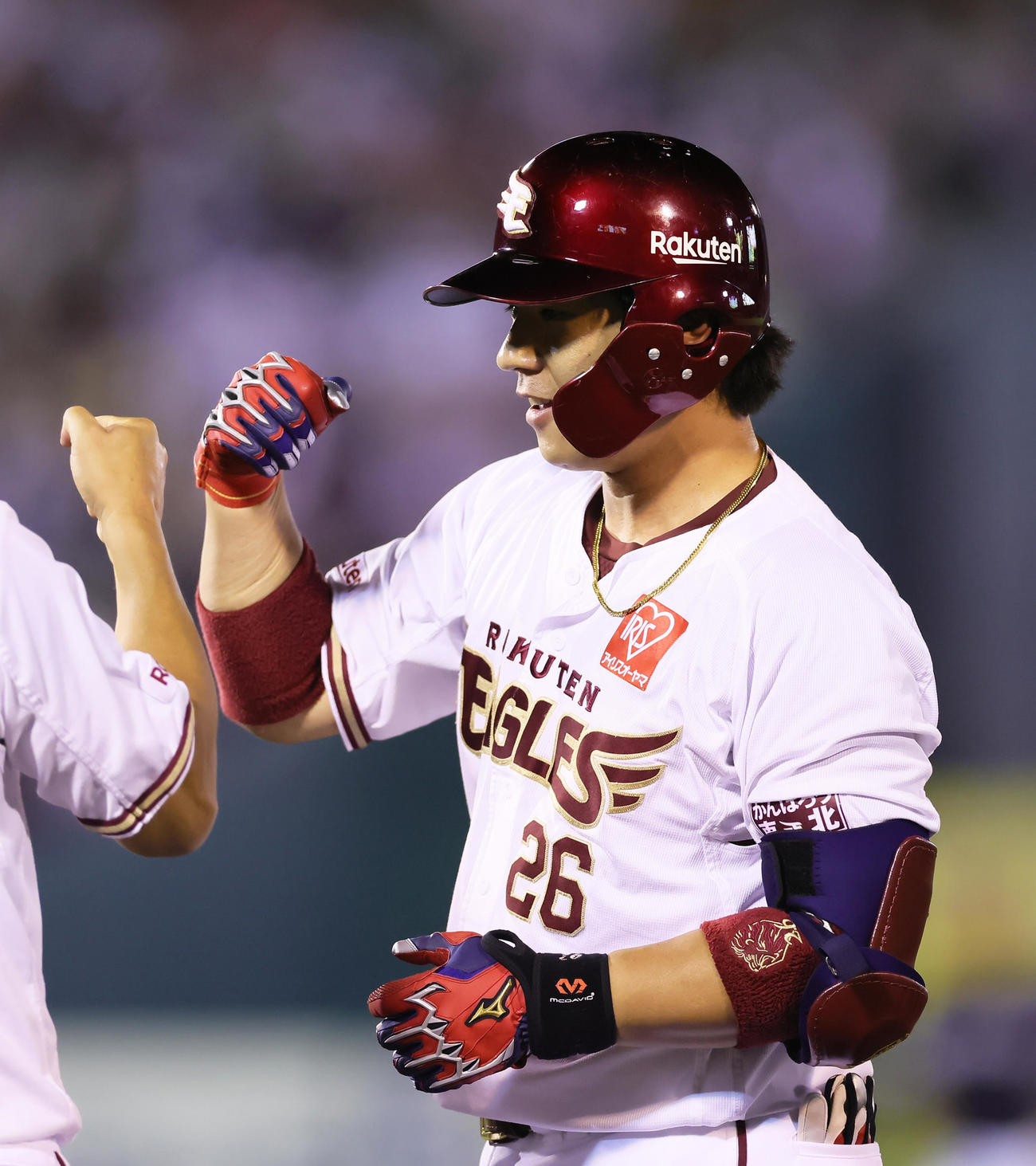 楽天対ソフトバンク　7回裏楽天1死二、三塁、代打炭谷は左前2点適時打を放ちタッチを交わす（撮影・足立雅史）
