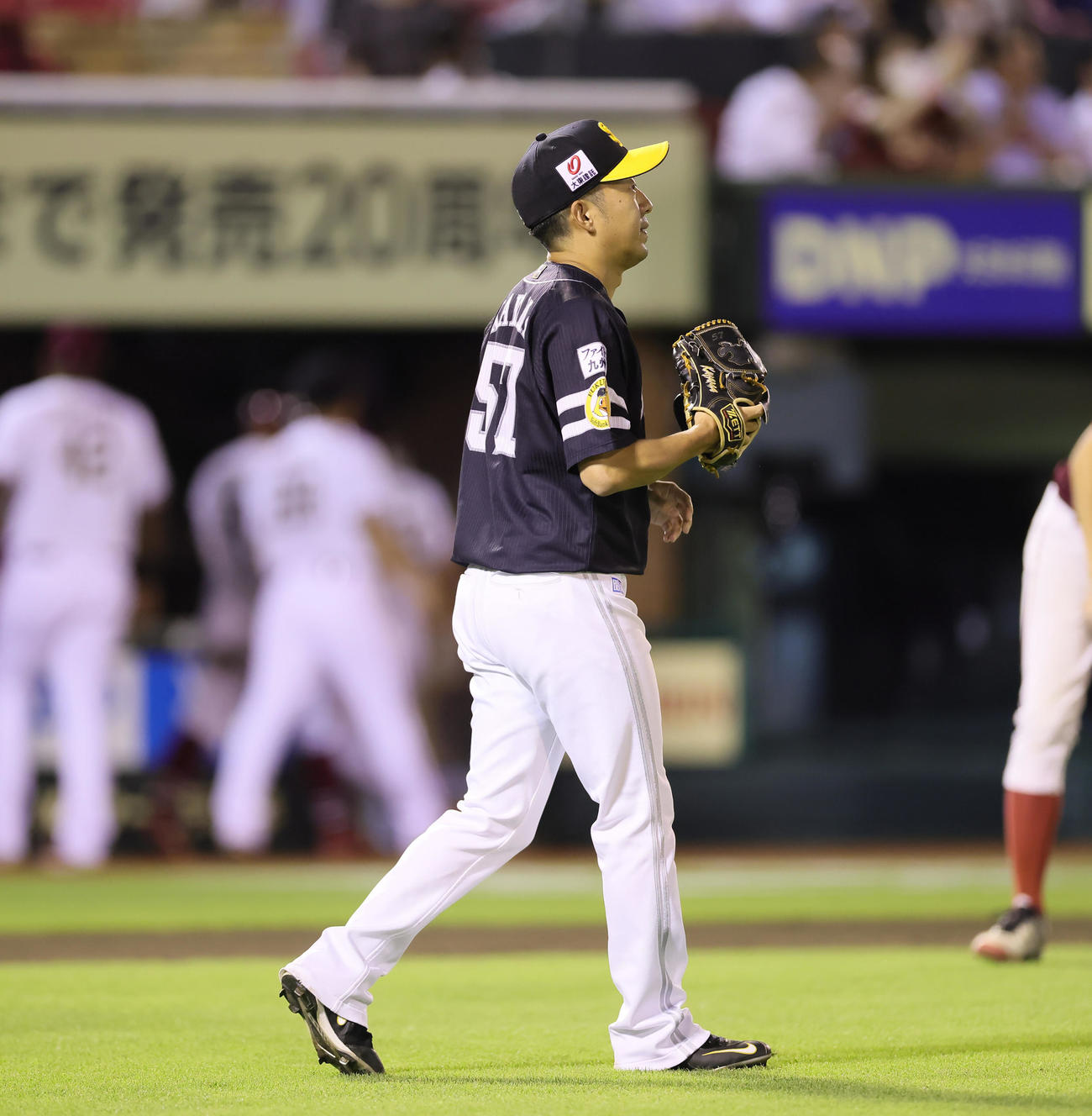 楽天対ソフトバンク　7回裏楽天1死二、三塁、代打炭谷に左前2点適時打を許した嘉弥真（撮影・足立雅史）