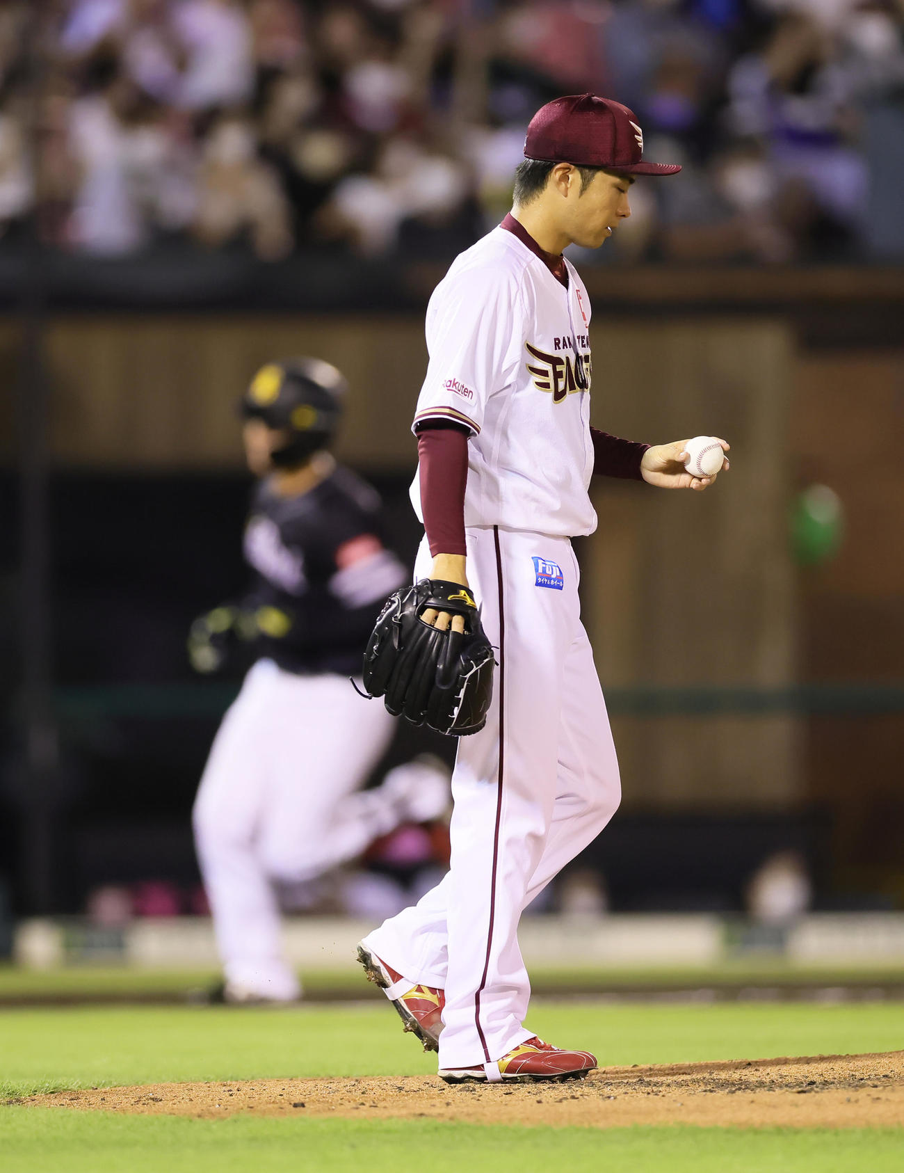 楽天対ソフトバンク　4回表ソフトバンク2死、正木（後方）にプロ初本塁打を許す辛島（撮影・足立雅史）
