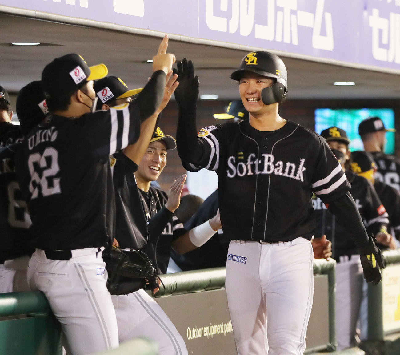 楽天対ソフトバンク　4回表ソフトバンク2死、正木はプロ初本塁打を放ち笑顔でタッチを交わす（撮影・足立雅史）