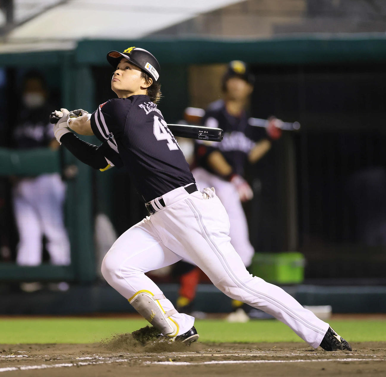 楽天対ソフトバンク　11回表ソフトバンク1死三塁、谷川原は左犠飛を放つ（撮影・足立雅史）
