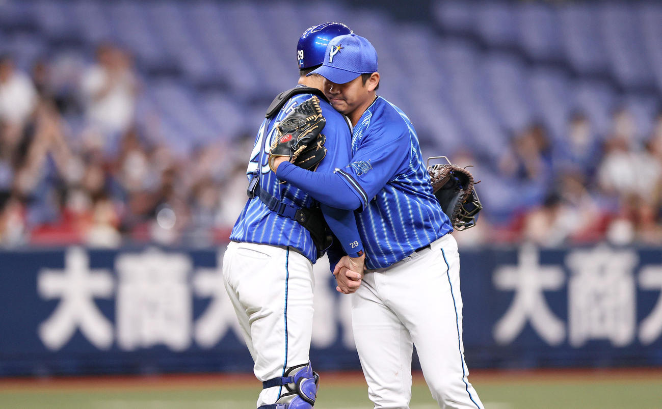 阪神対DeNA DeNA山崎（右）は通算200セーブを達成し伊藤光とハグする（撮影・上山淳一）