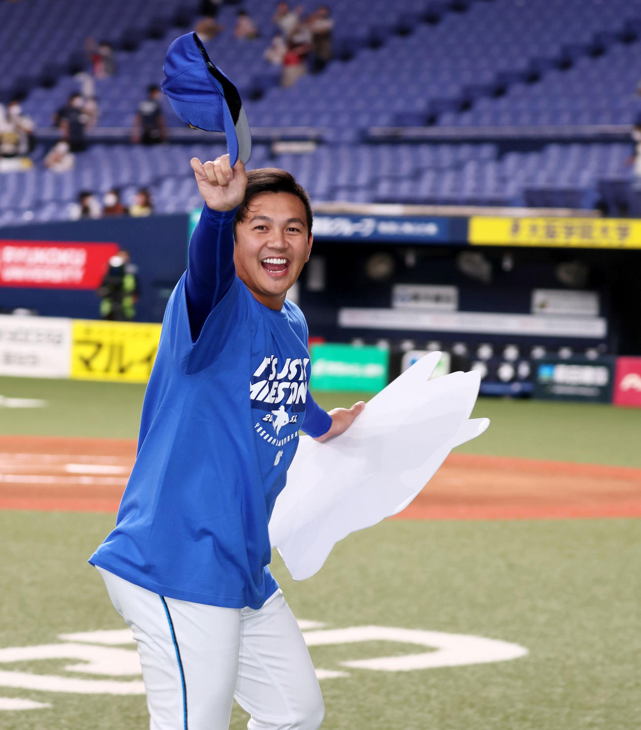 阪神対DeNA　山崎は通算200セーブを達成しスタンドに笑顔で手を振った（撮影・加藤哉）