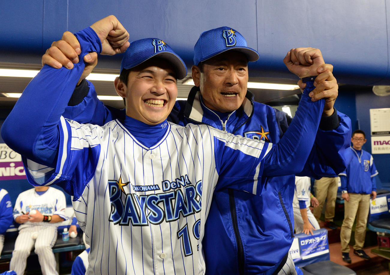 15年3月31日、プロ初セーブを挙げたDeNA山崎康晃は中畑清監督とガッツポーズ