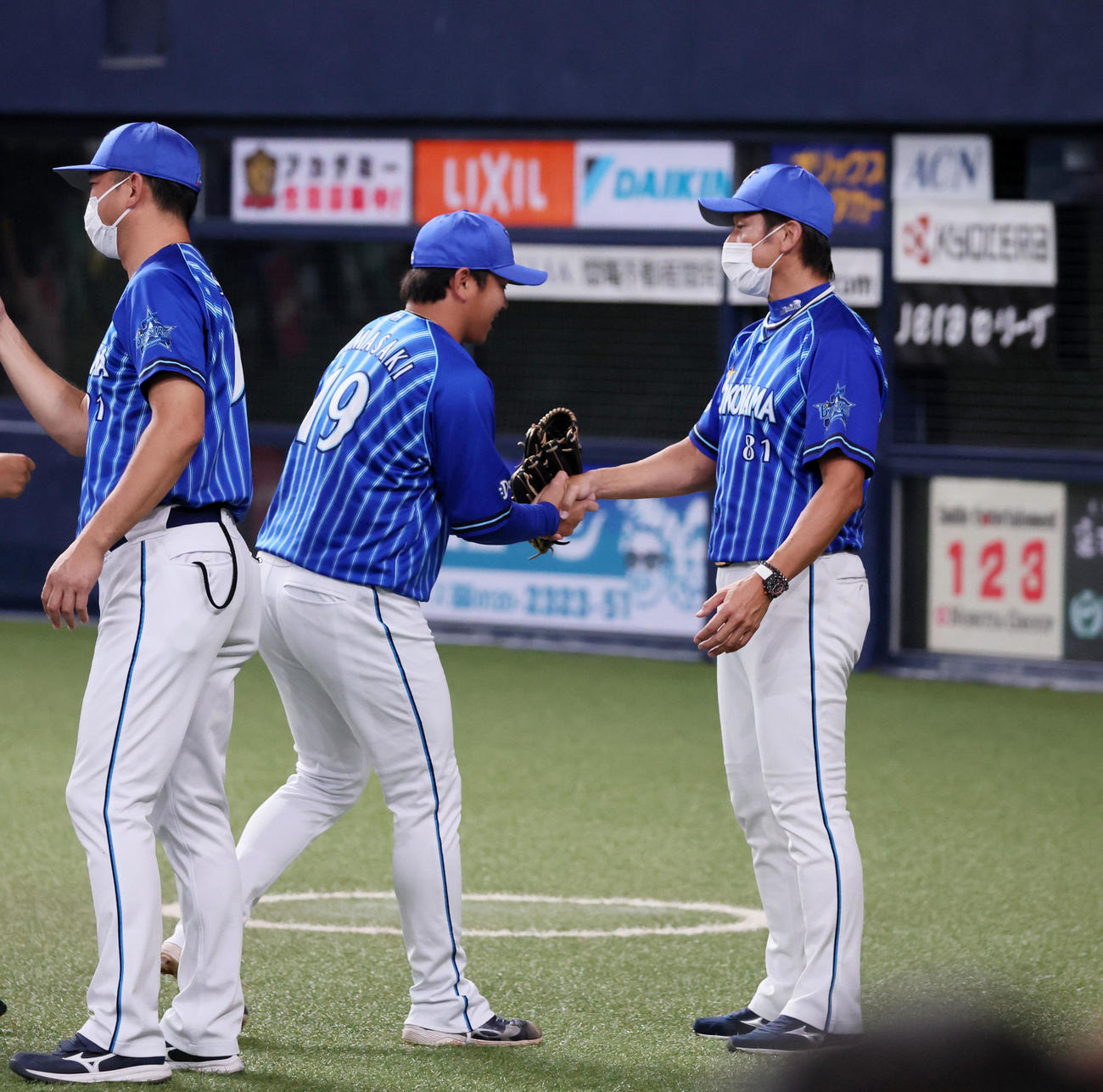 阪神対DeNA　通算200セーブを達成した山崎（中央）は三浦監督と握手する（撮影・加藤哉）