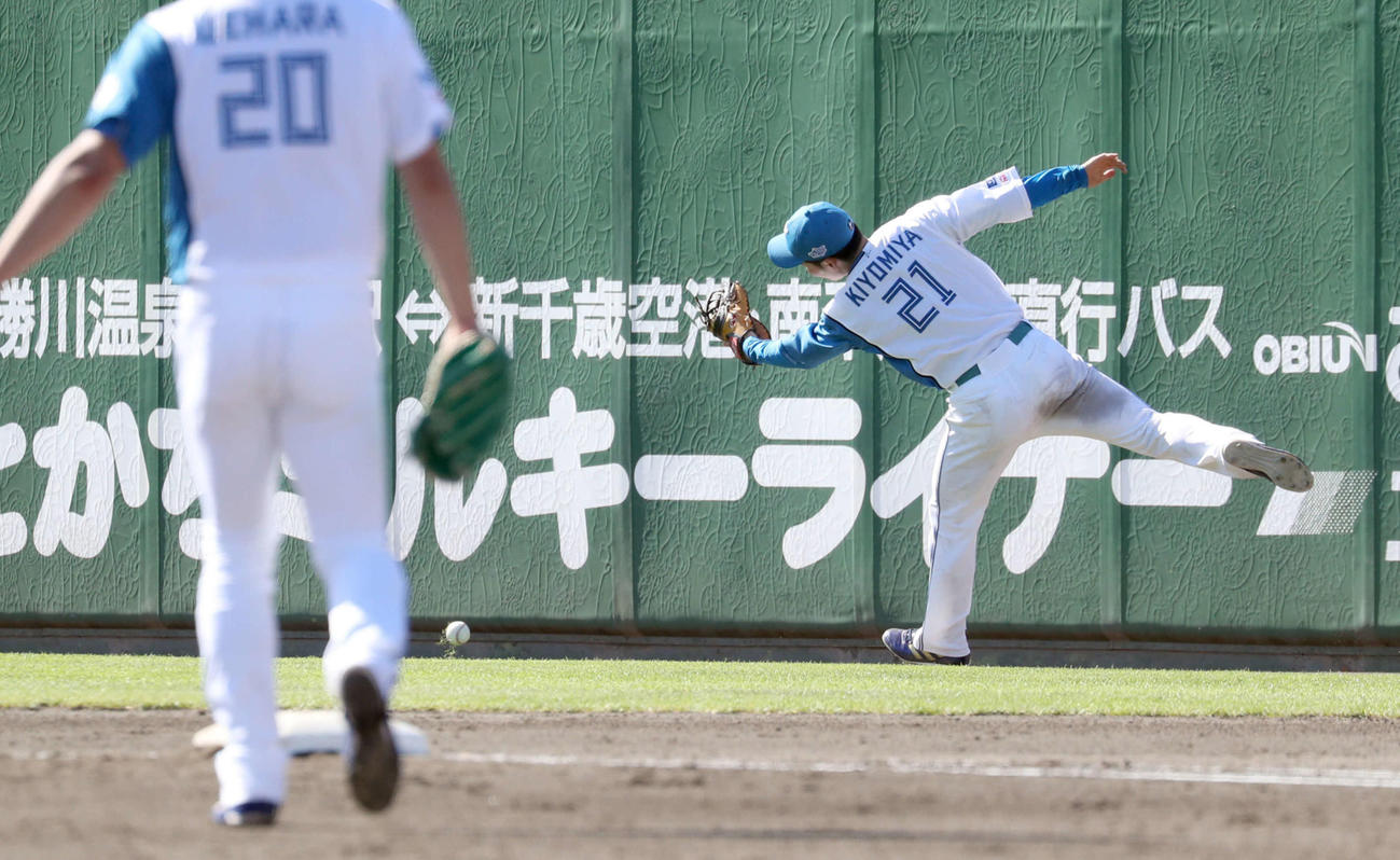 5回表オリックス2死三塁、中川圭のファウルゾーンへの飛球を捕り損ねる清宮（撮影・佐藤翔太）