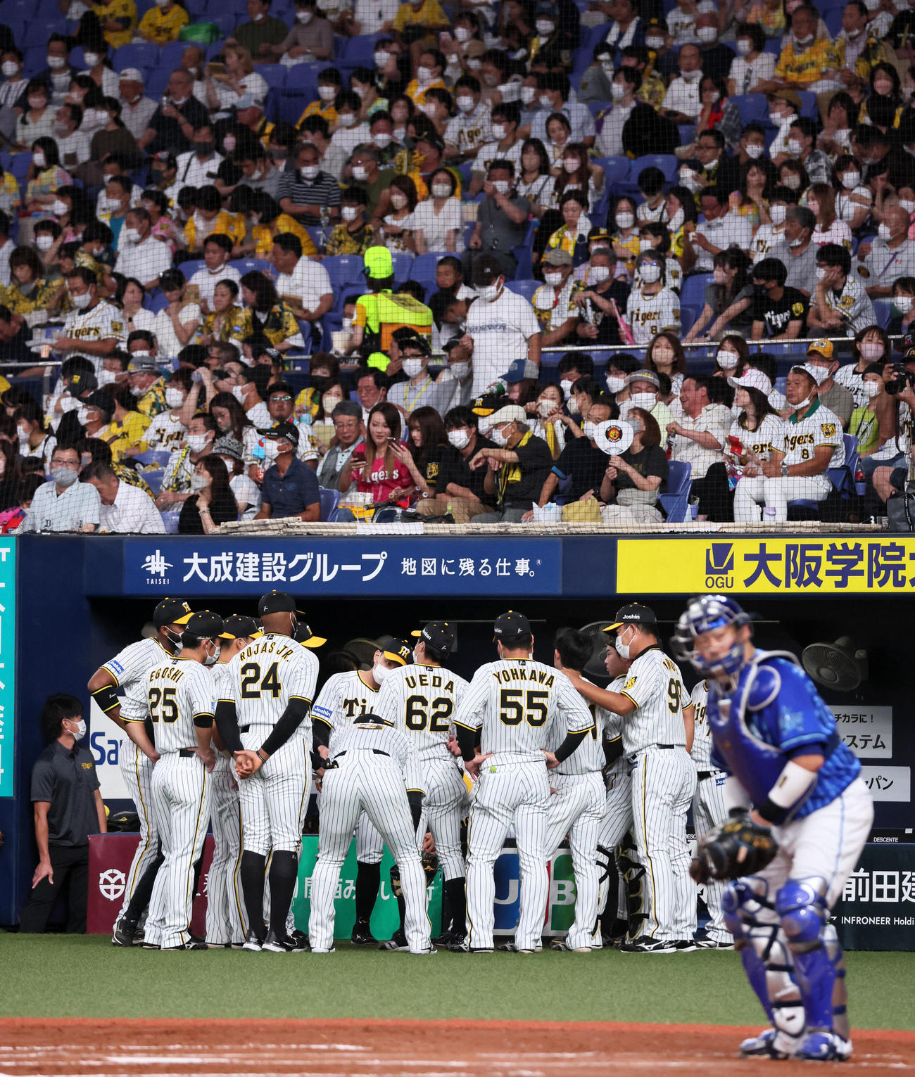 阪神対DeNA 4回裏を前に円陣を組む阪神ナイン（撮影・加藤哉）