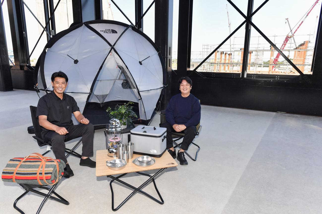 日本ハム稲葉SCO（左）とゴールドウイン渡辺社長（C)H.N.F.