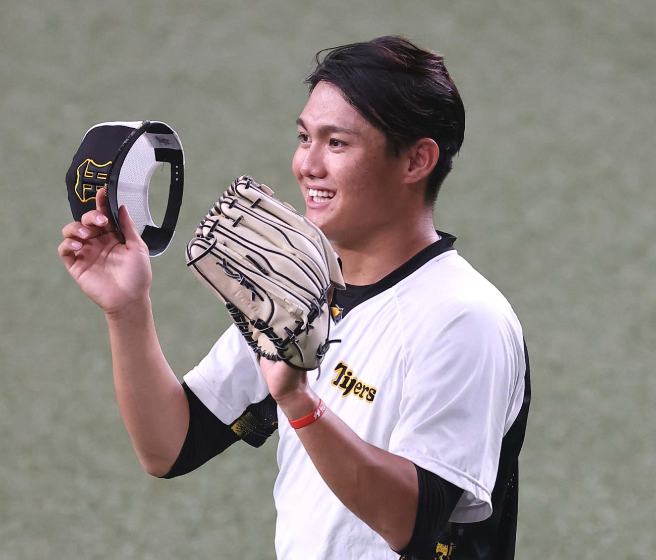 キャッチボールをして汗を流す西純矢（撮影・上田博志）