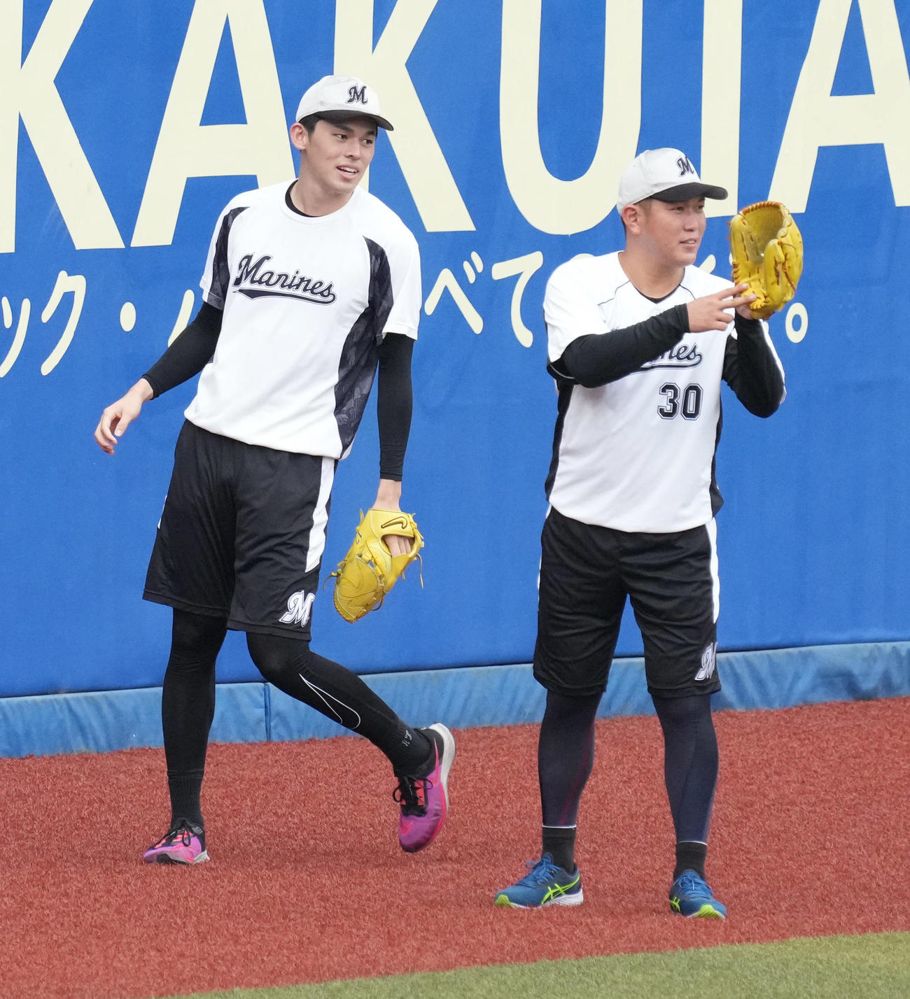 ロッテ対西武　試合前の練習に臨むロッテ佐々木朗。右は広畑（撮影・小沢裕）