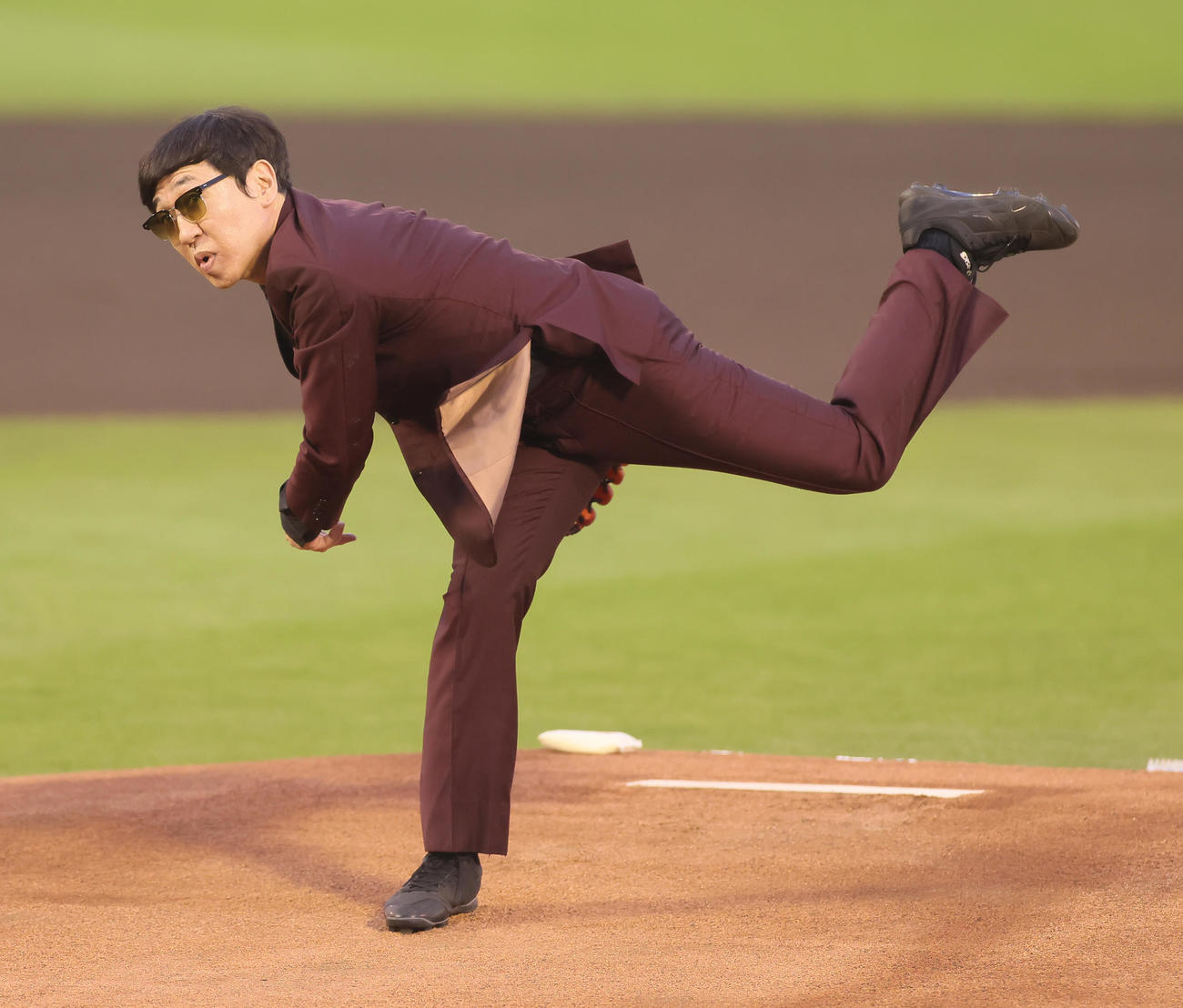 楽天対ソフトバンク　始球式を行う東京スカパラダイスオーケストラのGAMO（撮影・足立雅史）