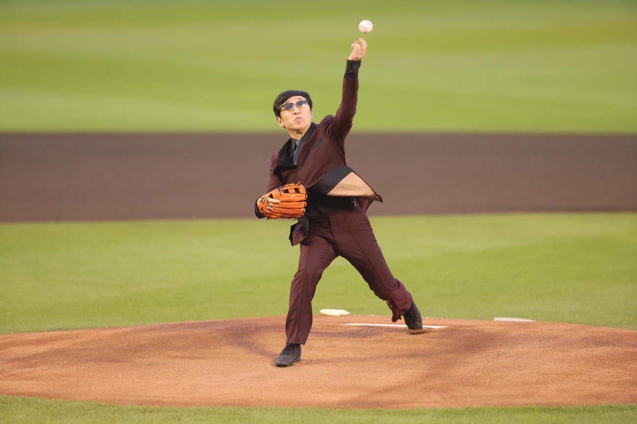 楽天対ソフトバンク　始球式を行う東京スカパラダイスオーケストラのGAMO（撮影・足立雅史）